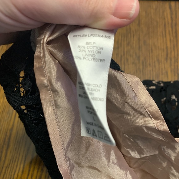 LUSH HIGH RISE BLACK PATTERNED SHORTS 15” WAIST - Picture 4 of 4